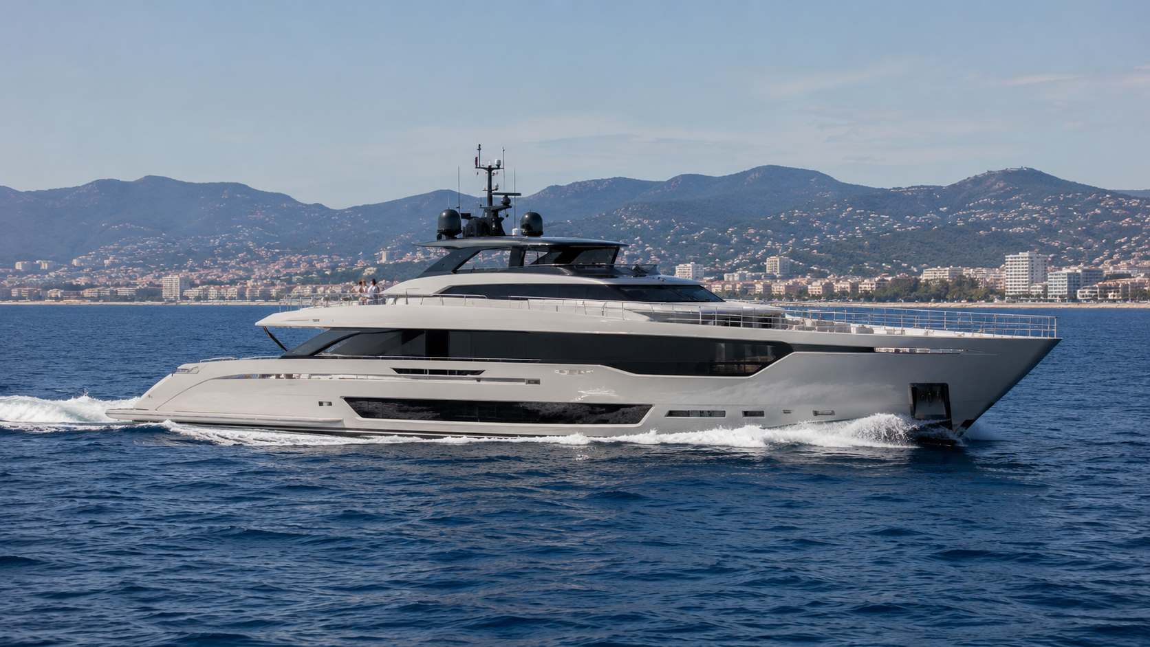 Осмотр яхты перед покупкой на Cannes Yachting Festival 2026